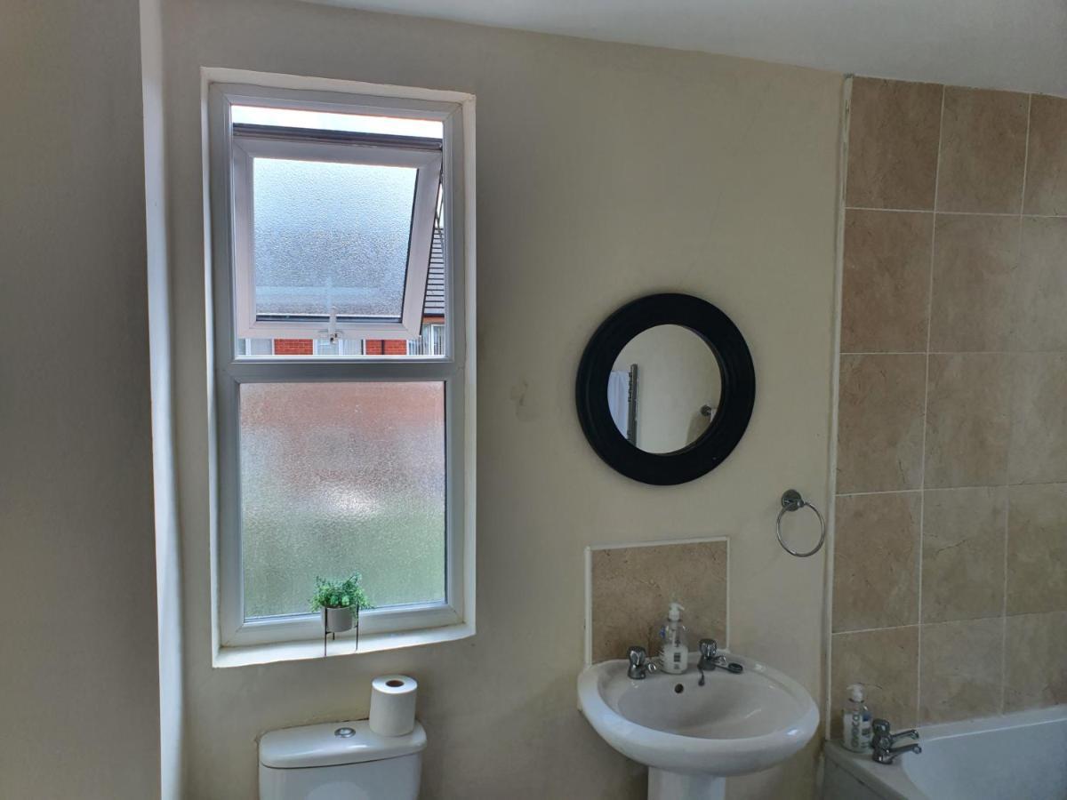 12 Person 6 Bedroom Self Catering House Liverpool Bagian luar foto